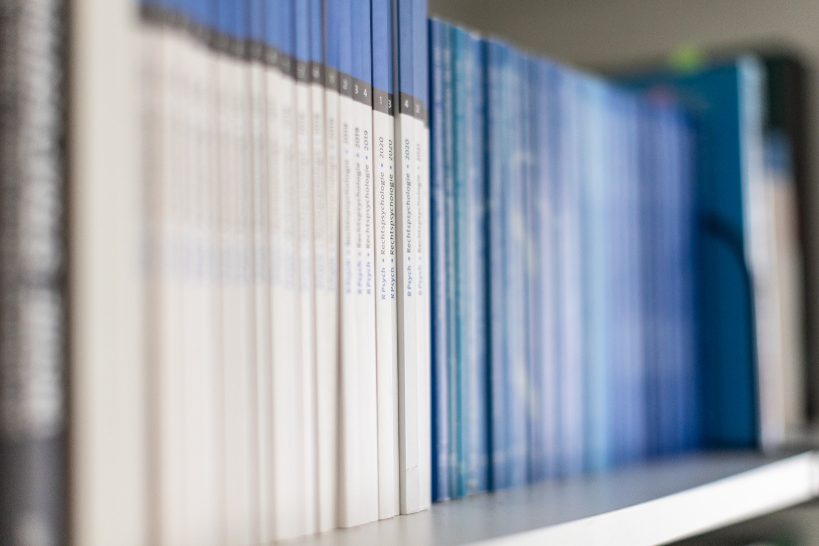 Fachbibliothek im Institut: Werke zur Rechtspsychologie und Psychotherapie.