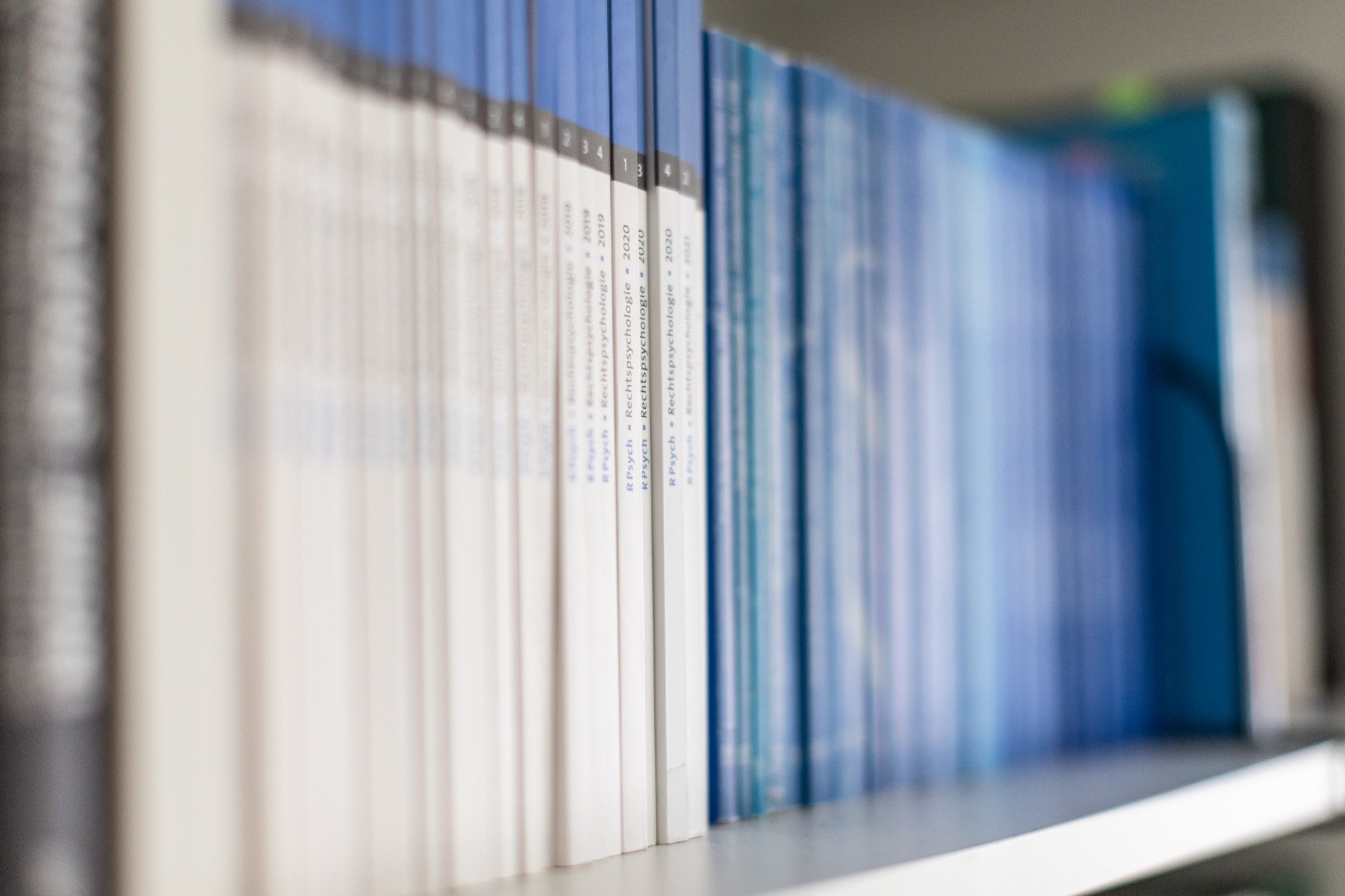 Fachbibliothek im Institut für Rechtspsychologie und Psychotherapie.