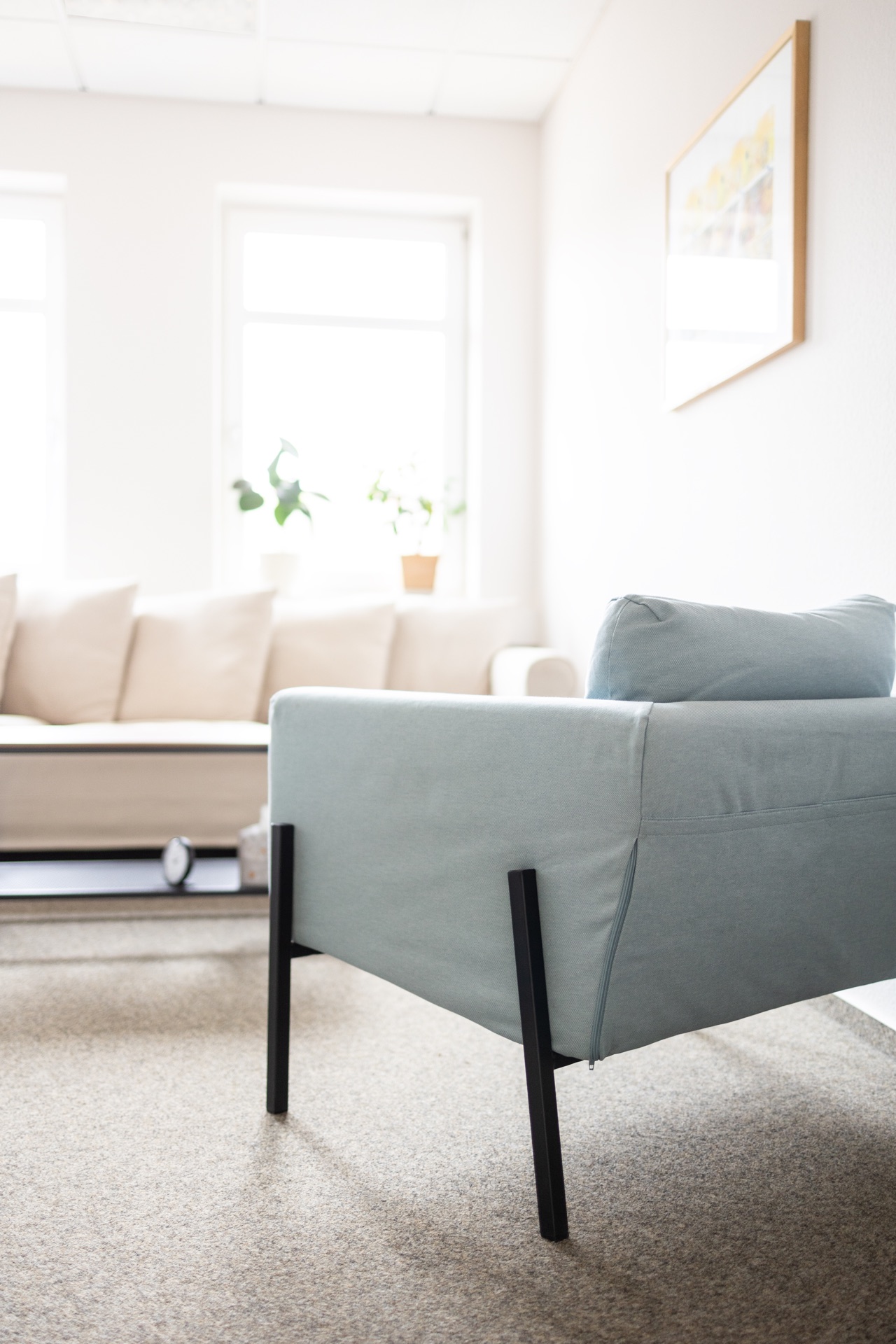 Therapiezimmer im IRPP Oldenburg: Sessel, Sofa, Tageslicht.